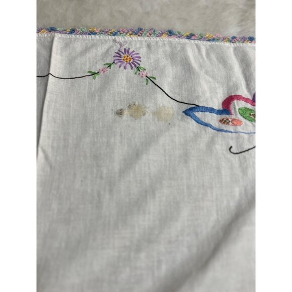 Crochet butterfly embroidered springtime butterfly lace edge tablecloth - Picture 4 of 7